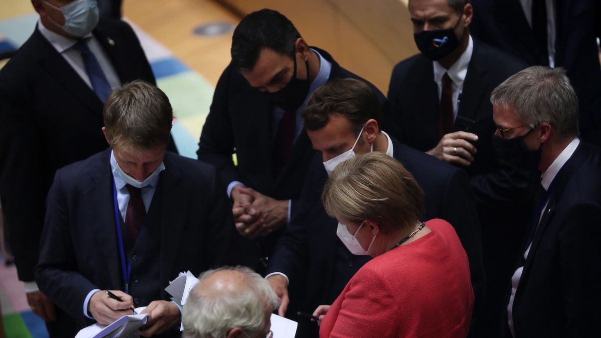 Varios líderes europeos, entre ellos, Angela Merkel y Pedro Sánchez negociando durante la cumbre