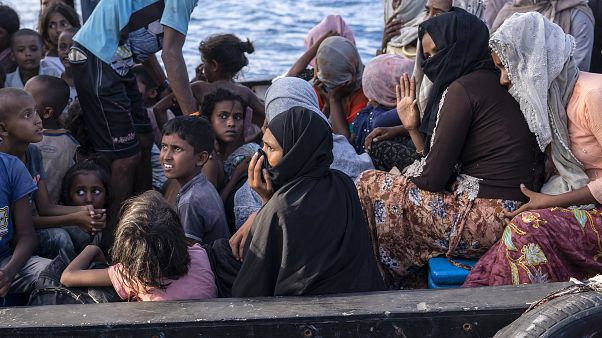 Denizden Endonezya'ya ulaşan Arakanlı Müslüman mülteciler Denizden Endonezya'ya ulaşan Arakanlı Müslüman mülteciler