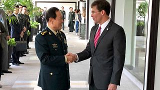وزير الدفاع الصيني وي فنغ (إلى اليسار) ووزير الدفاع الأمريكي مارك إسبر في بانكوك، تايلاند، الاثنين 18 نوفمبر 2019.
