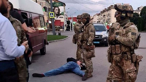 مردی مسلح ۱۶ نفر را در اوکراین گروگان گرفت مردی مسلح ۱۶ نفر را در اوکراین گروگان گرفت