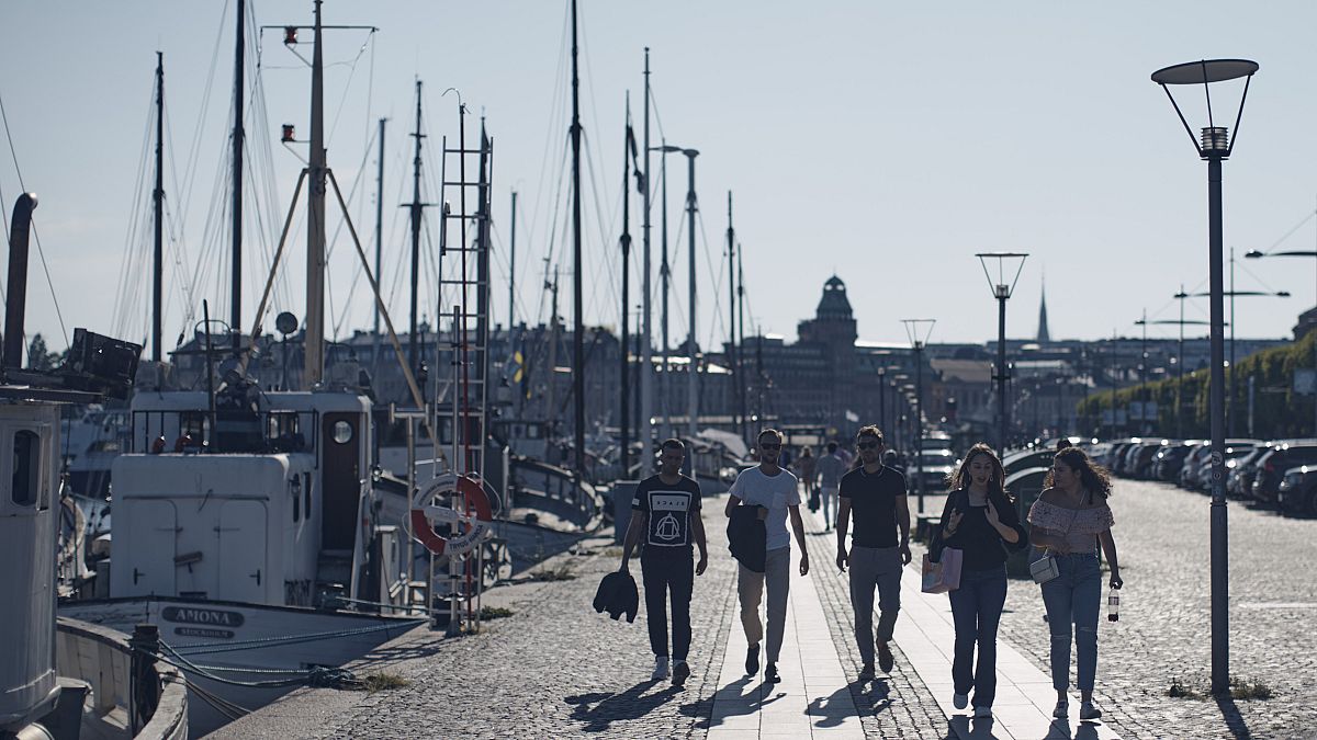 Varias personas caminan por el puerto de Estocolmo