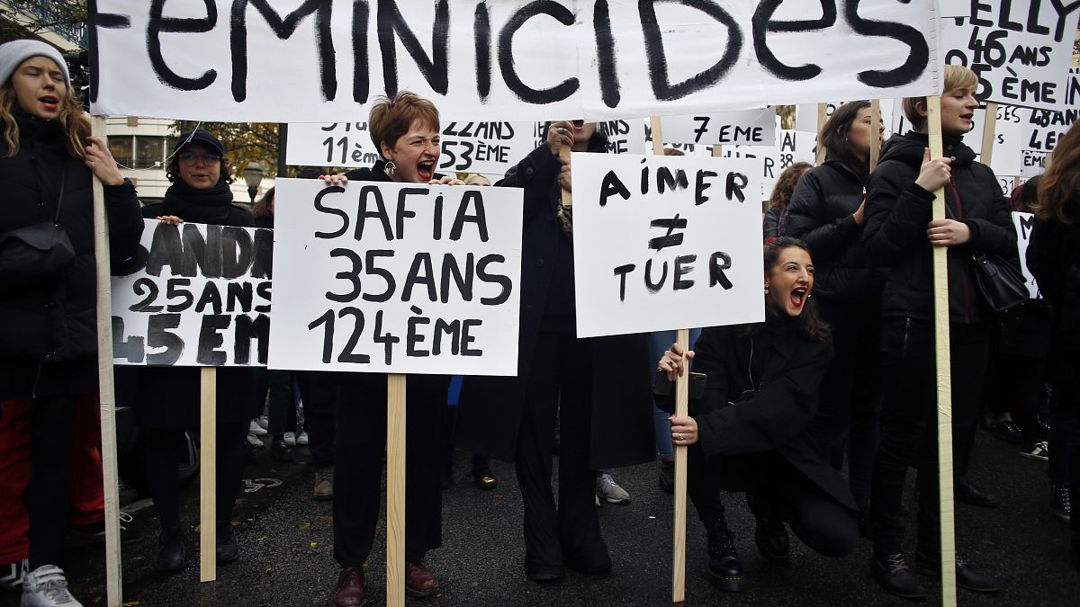 Manifestazione in Francia per protestare contro i femminicidi 
