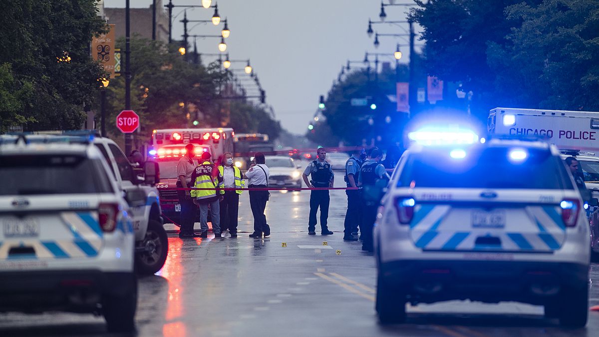 شرطة شيكاغو في موقع إطلاق النار في حي غريشام في شيكاغو. 