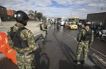 جنود يغلقون شارعًا في حي كينيدي في بوغوتا، كولومبيا. 