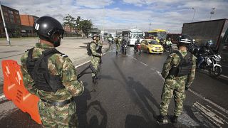 جنود يغلقون شارعًا في حي كينيدي في بوغوتا، كولومبيا. 