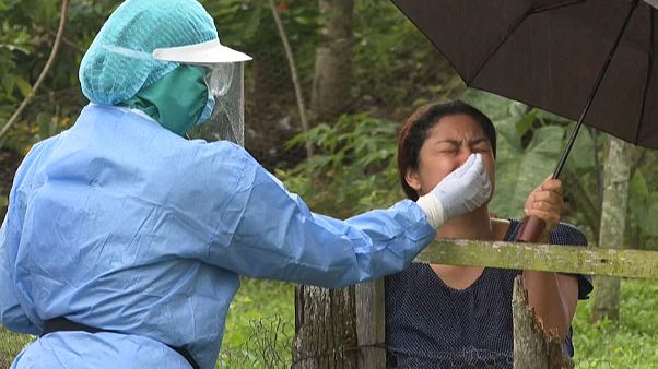 Toma de muestras nasales a una mujer para detectar la presencia de la COVID-19 en Panamá Toma de muestras nasales a una mujer para detectar la presencia de la COVID-19 en Panamá