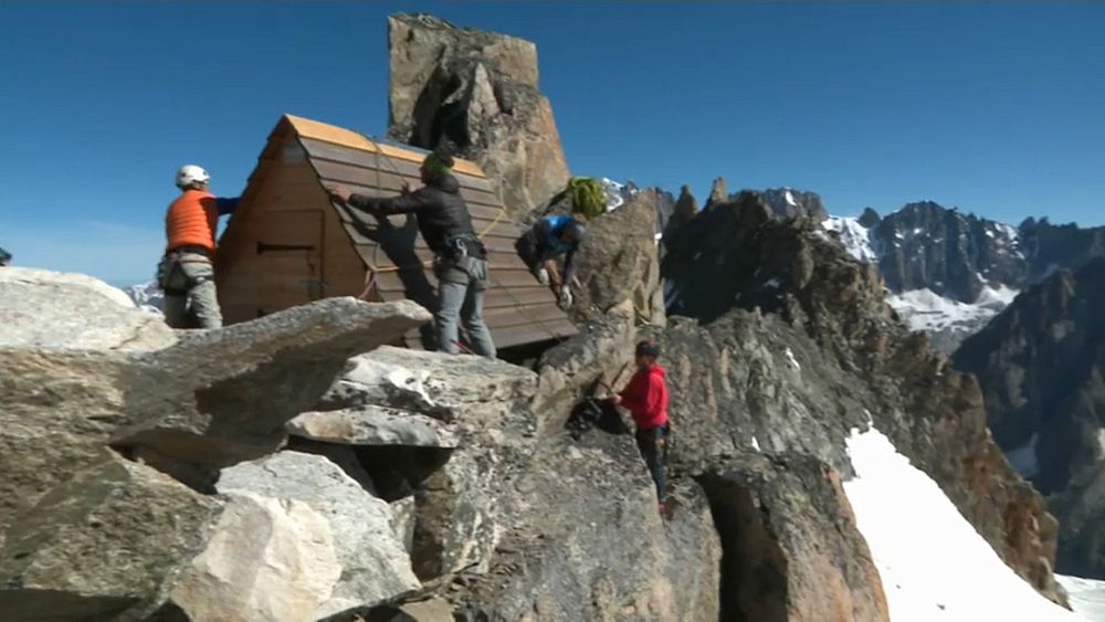 Dans les Alpes, un bivouac accroché aux cimes
