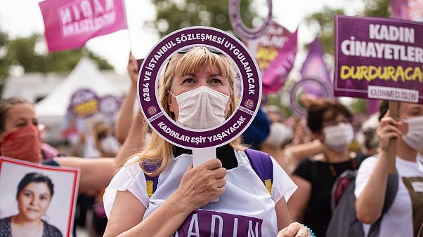 Türkiye, kadın cinayetlerine karşı protesto gösterisi Türkiye, kadın cinayetlerine karşı protesto gösterisi