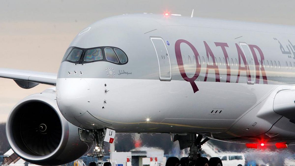 Katar Havayolları'na ait bir yolcu uçağı