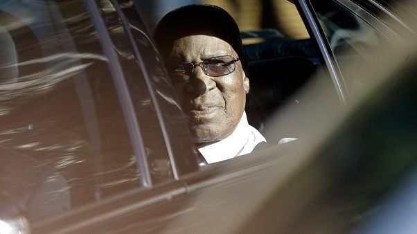 Le 1er juillet 2013, Andrew Mlangeni, camarade de prison de Nelson Mandela, rend visite à l'ancien président sud-africain à l'hôpital de de Pretoria, en Afrique du Sud. Le 1er juillet 2013, Andrew Mlangeni, camarade de prison de Nelson Mandela, rend visite à l'ancien président sud-africain à l'hôpital de de Pretoria, en Afrique du Sud.
