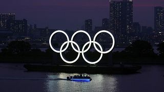 الحلقات الأولمبية تطفوا على الماء في طوكيو.