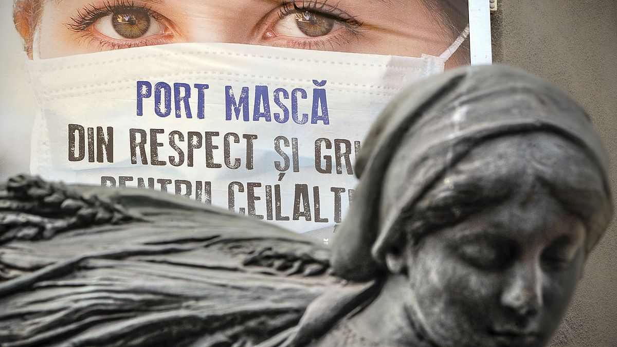 Maszk használatát népszerűsítő plakát Bukarestben 2020. július 16-án