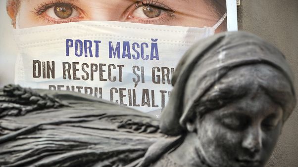 Maszk használatát népszerűsítő plakát Bukarestben 2020. július 16-án Maszk használatát népszerűsítő plakát Bukarestben 2020. július 16-án