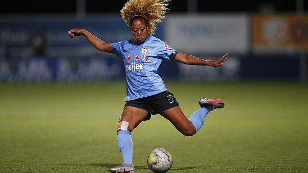 Casey Short, a Chicago Red Stars védője lövésre készül Casey Short, a Chicago Red Stars védője lövésre készül