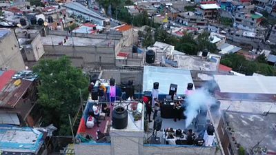 پخش موسیقی از پشت بام خانه‌ها در مکزیک همزمان با اجرای قرنطینه