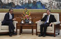 DSÖ Genel Direktörü Tedros Adhanom Ghebreyesus (solda) // Çin Dışişleri Bakanı Wang Yi