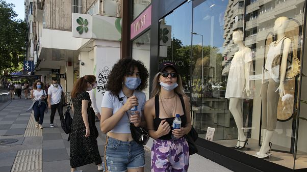 Ankara'da maskeleriyle dolaşan kadınlar Ankara'da maskeleriyle dolaşan kadınlar