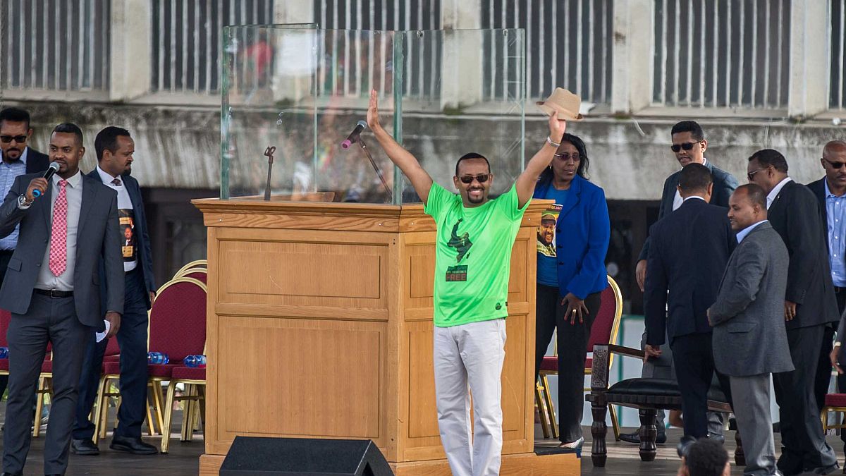  يلوح رئيس الوزراء الإثيوبي آبي أحمد للجمهور في ميدان في العاصمة أديس أبابا، إثيوبيا، السبت 23 يونيو 2018