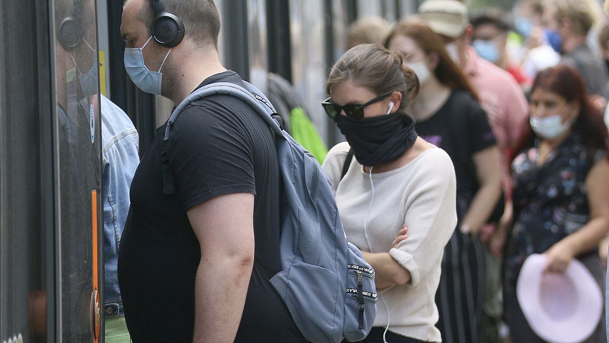 La gente usa máscaras faciales para protegerse del coronavirus cuando viajan en el transporte público en Viena, Austria, el 15 de julio de 2020.