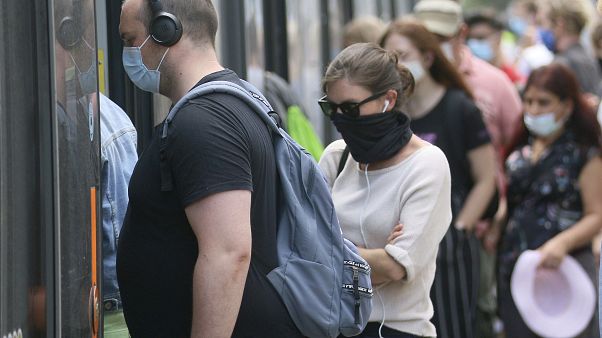 La gente usa máscaras faciales para protegerse del coronavirus cuando viajan en el transporte público en Viena, Austria, el 15 de julio de 2020. La gente usa máscaras faciales para protegerse del coronavirus cuando viajan en el transporte público en Viena, Austria, el 15 de julio de 2020.
