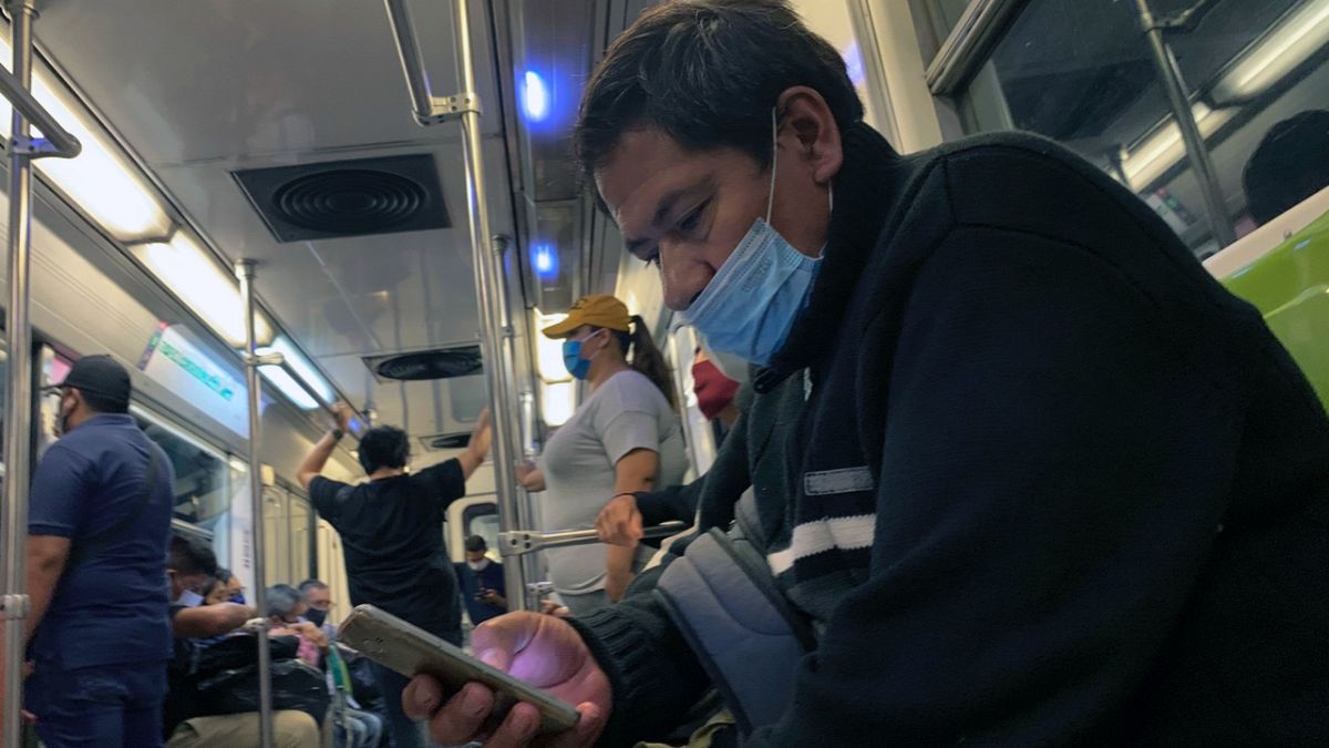 Koronavirüs ile mücadele kapsamında dünyanın bir çok ülkesinde toplu taşımaya maske ile biniliyor