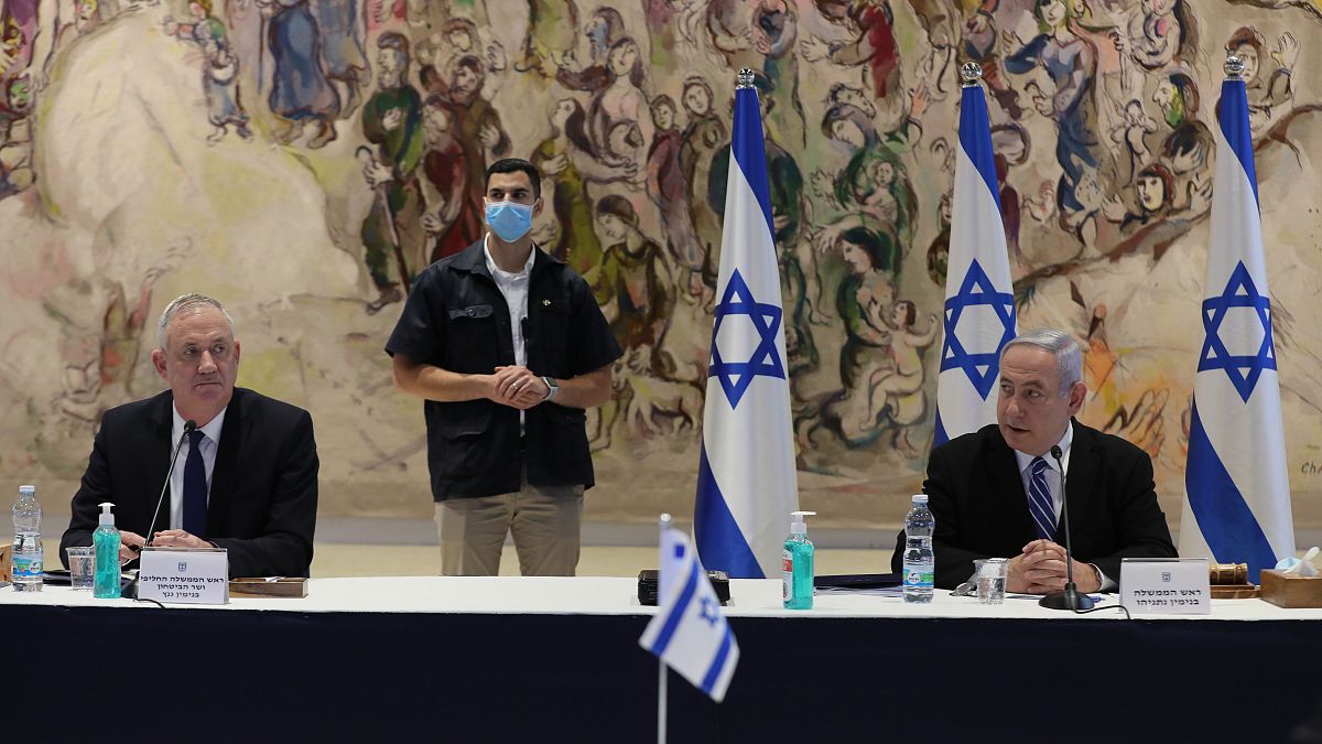 رئيس الوزراء الإسرائيلي بنيامين نتنياهو، ووزير الدفاع بيني غانتس في الكنيست 