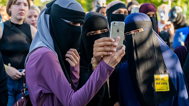 Kanada'da peçe takan kadınlara maske muafiyeti Kanada'da peçe takan kadınlara maske muafiyeti