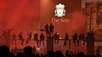 Liverpool şampiyonluk kupasını kaldırdı, taraftarlar 30 yıl sonra gelen şampiyonluğu kutladı