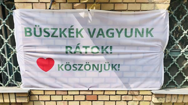 Az egészségügyi dolgozók erőfeszítéseit megköszönő felirat Budapesten Az egészségügyi dolgozók erőfeszítéseit megköszönő felirat Budapesten