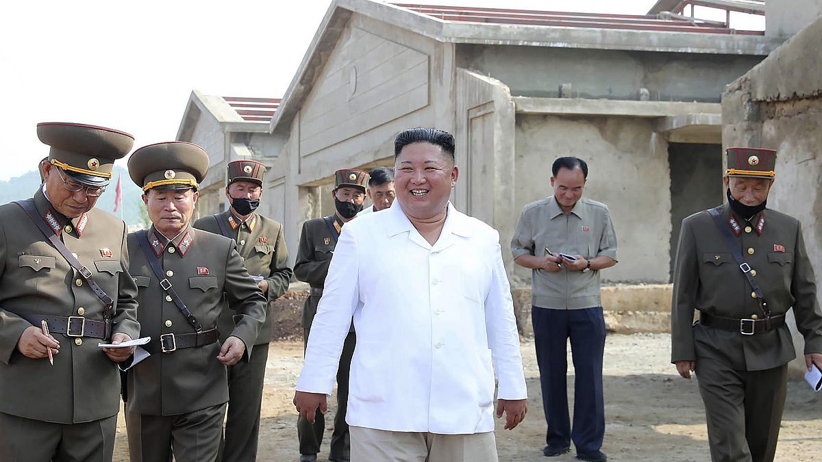 كيم جونغ أون، الزعيم في كوريا الشمالية خلال زيارته مزرعة الدواجن.