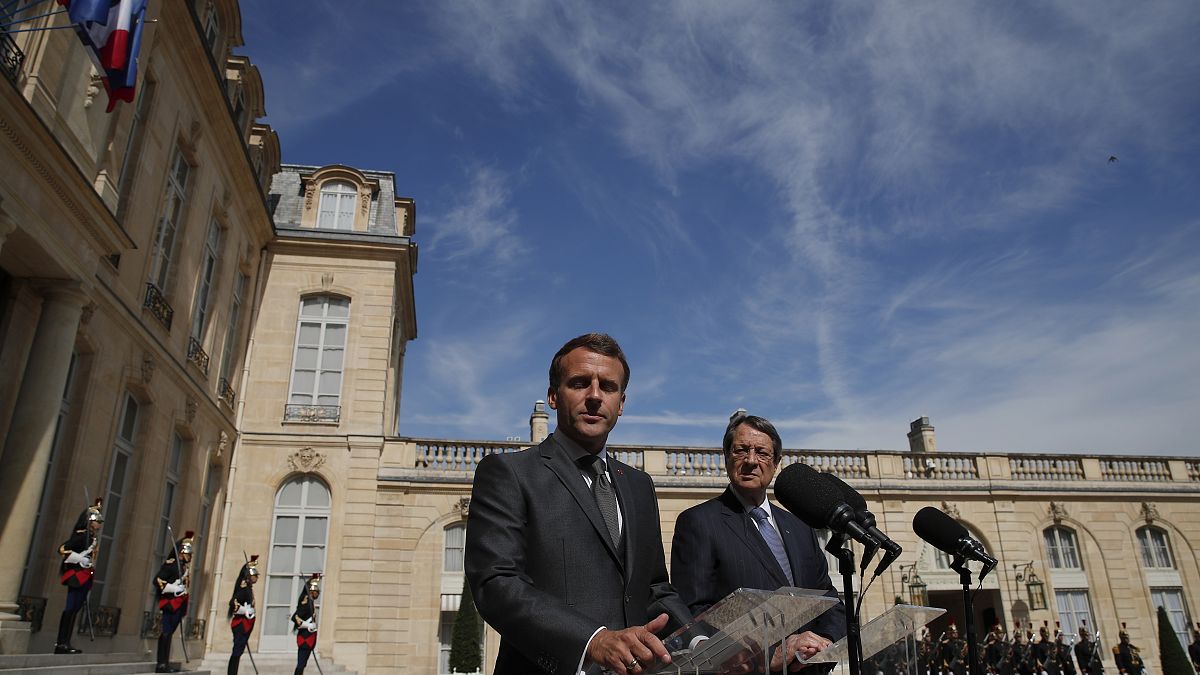 الرئيس الفرنسي إيمانويل ماكرون مع نظيره القبرصي نيكوس أناستسيادس