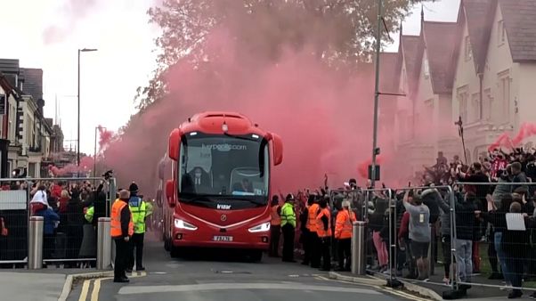 El autobús del Liverpool, llegando a Anfield El autobús del Liverpool, llegando a Anfield