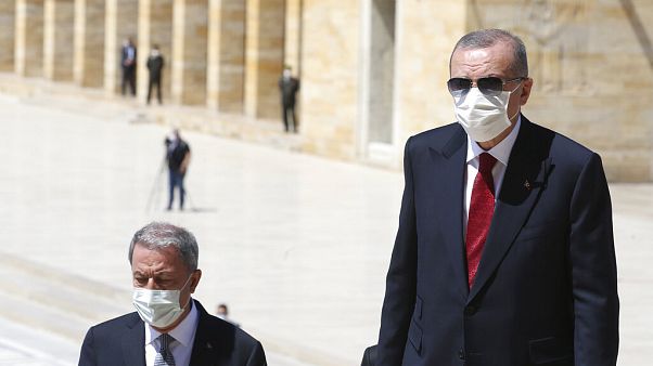 Ο Ερντογάν έξω από το Μαυσωλείο του Κεμάλ Ο Ερντογάν έξω από το Μαυσωλείο του Κεμάλ