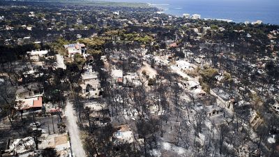 Vista aérea de la zona calcinada durante los violentos incendios en Mati (Grecia)
