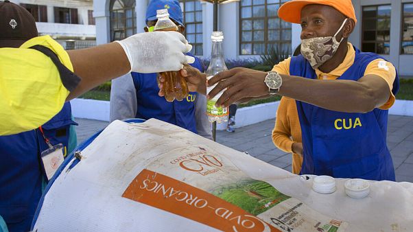 Gyógynövényes csodaszerrel gyógyítaná a COVID-19-et a madagaszkári elnök Gyógynövényes csodaszerrel gyógyítaná a COVID-19-et a madagaszkári elnök