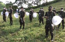 Un grupo de soldados recibe instrucciones antes de fumigar los campos