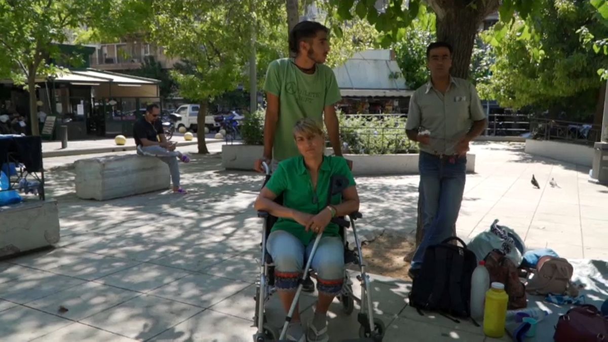 Tres refugiados posan para Euronews en la plaza Victoria de Atenas