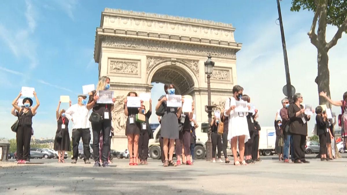 Touristenführer demonstrieren vor dem Triumphbogen in Paris