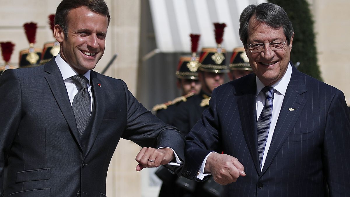 Fransa Cumhurbaşkanı Emmanuel Macron Kıbrıs Cumhurbaşkanı Nicos Anastasiades ile selamlaşırken