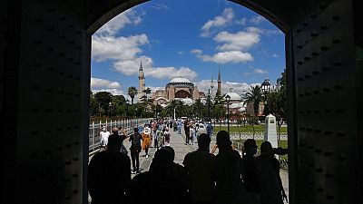 شاهد: أول صلاة في آيا صوفيا بعد تحويلها إلى مسجد بحضور إردوغان 