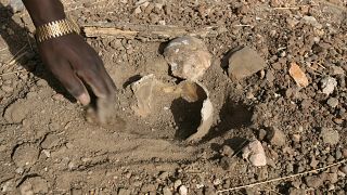 العثور على رفات داخل مقبرة جماعية في دارفور عام 2007