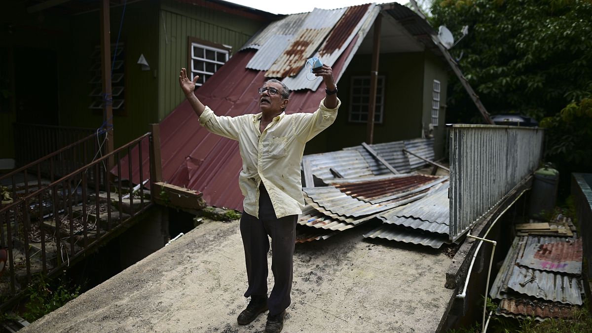 Manuel Morales explica los daños que sufrió su vivienda al paso del huracán María