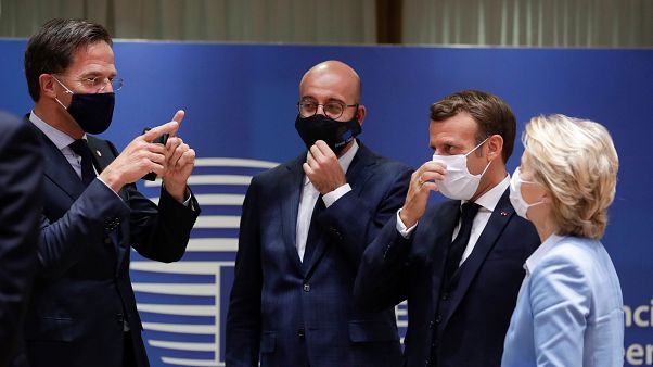 Mark Rutte, Charles Michel, Emmanuel Macron és Ursula von der Leyen az EU-csúcson 2020. július 21-én Mark Rutte, Charles Michel, Emmanuel Macron és Ursula von der Leyen az EU-csúcson 2020. július 21-én