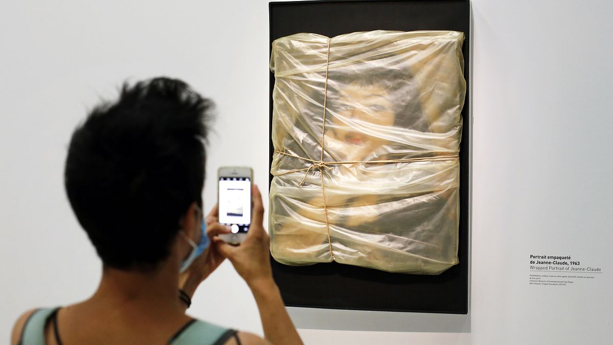 Christo-Ausstellung in Paris: "Verhülltes Porträt von Jeanne-Claude, 1963"