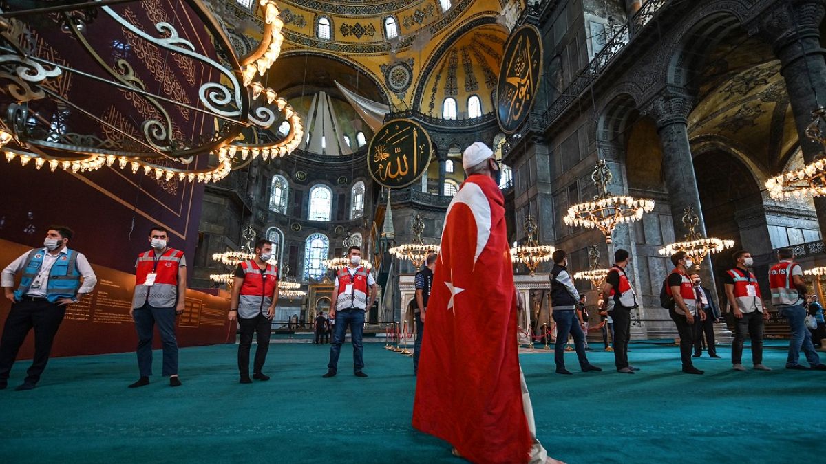 Ein Mann betrachtet das Innere der Hagia Sophia