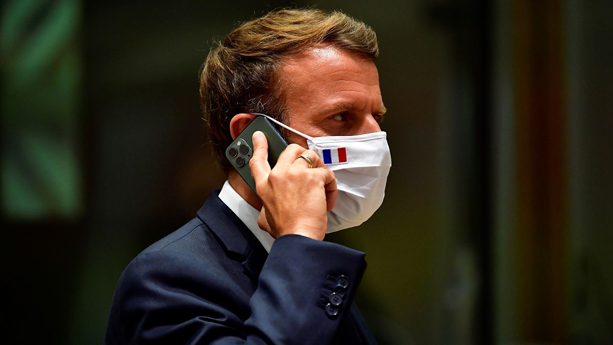 Le président français Emmanuel Macron s'exprime sur son téléphone portable lors d'un sommet européen à Bruxelles, le lundi 20 juillet 2020.