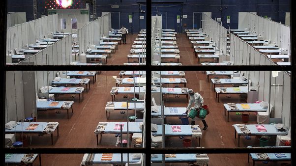 Hindistan'ın başkenti Yeni Delhi'de Covid-19 hastalarının tedavi gördüğü bir sahra hastanesi Hindistan'ın başkenti Yeni Delhi'de Covid-19 hastalarının tedavi gördüğü bir sahra hastanesi
