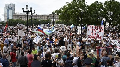 شاهد: احتجاجات مناهضة لبوتين في أقصى الشرق الروسي بعد إقالة حاكم واتهامه بجرائم قتل قبل 15 عاما
