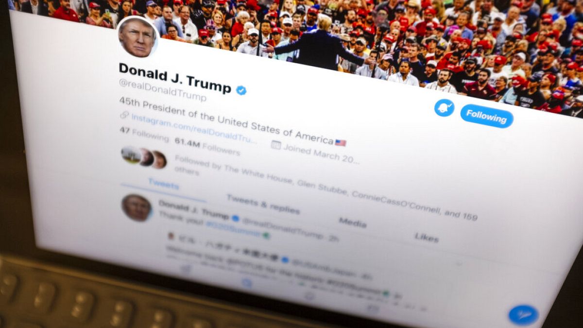 الرئيس الأمريكي يستخدم تويتر بكثافة وله حسابين على الموقع