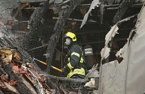 Vigili del fuoco al lavoro sull'edificio di Wesel, in Germania, su cui è precipitato l'ultraleggero
